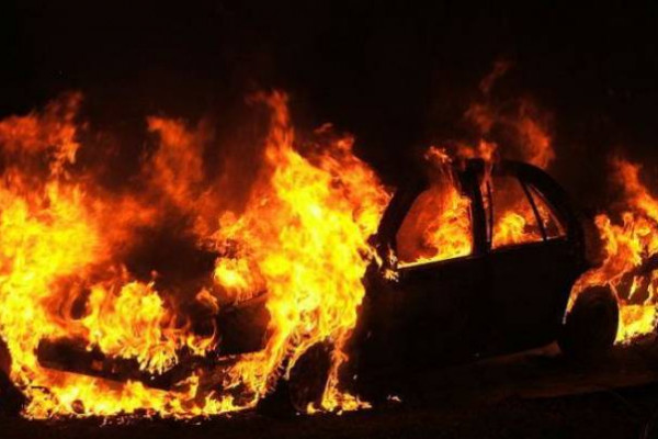 Sumqayıtda iki avtomobil yandı 