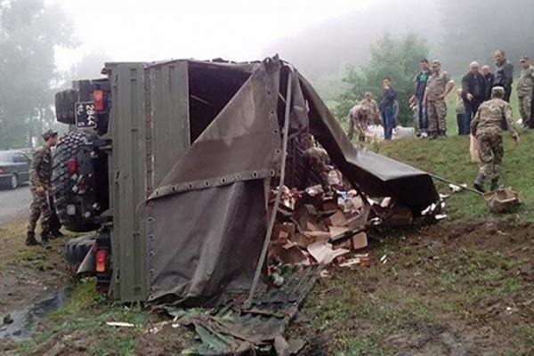 Ermənistanda hərbi yük maşını aşdı - 11 hərbçi yaralandı