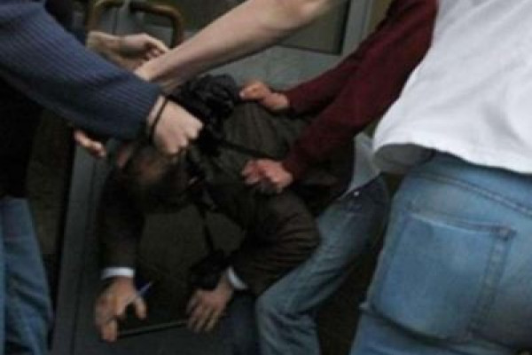 Bakıda metronun qarşısında kütləvi dava - Qan töküldü