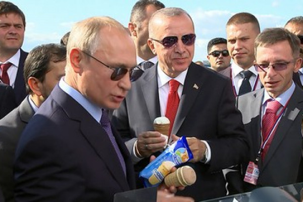 Putin Ərdoğana rus dondurması aldı - VİDEO