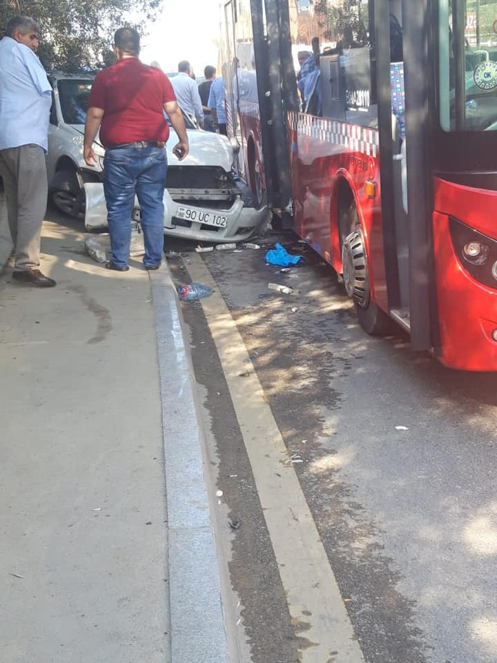 Nargilə dairəsi yaxınlığında DƏHŞƏTLİ QƏZA - Maşın avtobusa ÇIRPILDI (FOTO)