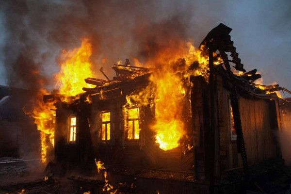 Şirvanda 3 otaqlı ev yandı 