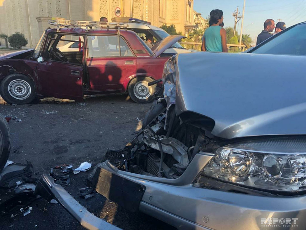 Sumqayıtda zəncirvari yol qəzası - 2 sürücü ağır yaralandı (Video)