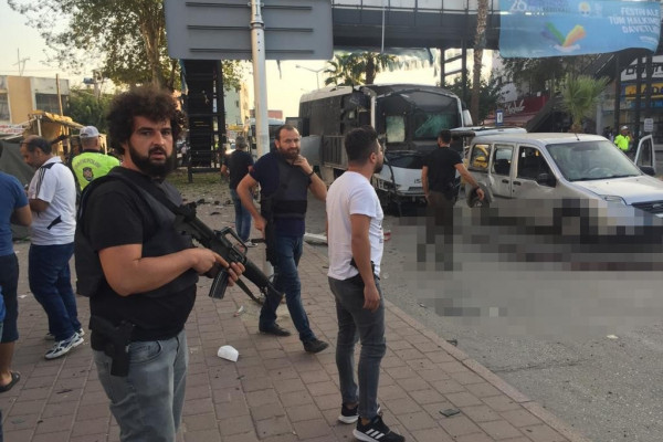Türkiyədə terror: Polisləri daşıyan avtobus partladıldı (FOTOLAR)