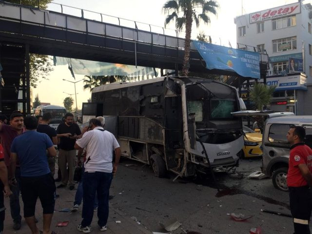 Türkiyədə terror: Polisləri daşıyan avtobus partladıldı (FOTOLAR)