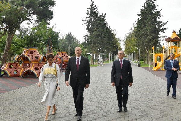Prezident və xanımı Atatürk parkında - FOTOLAR