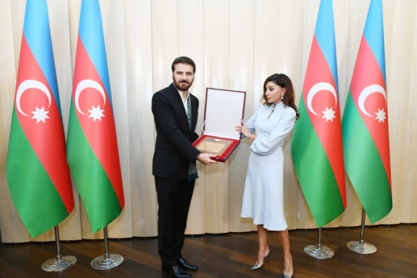 Mehriban Əliyeva Sami Yusufa Prezidentin fəxri diplomunu təqdim etdi - FOTO