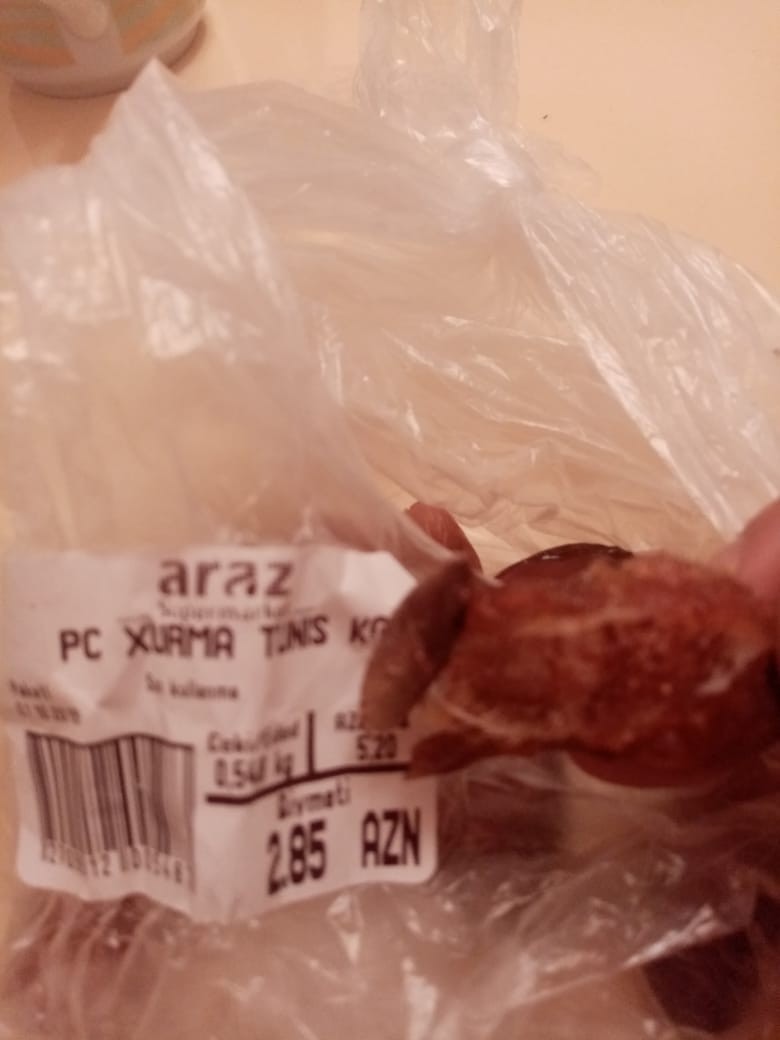 “Araz” supermarketdə satılan xurmadan qurd çıxdı – FOTO