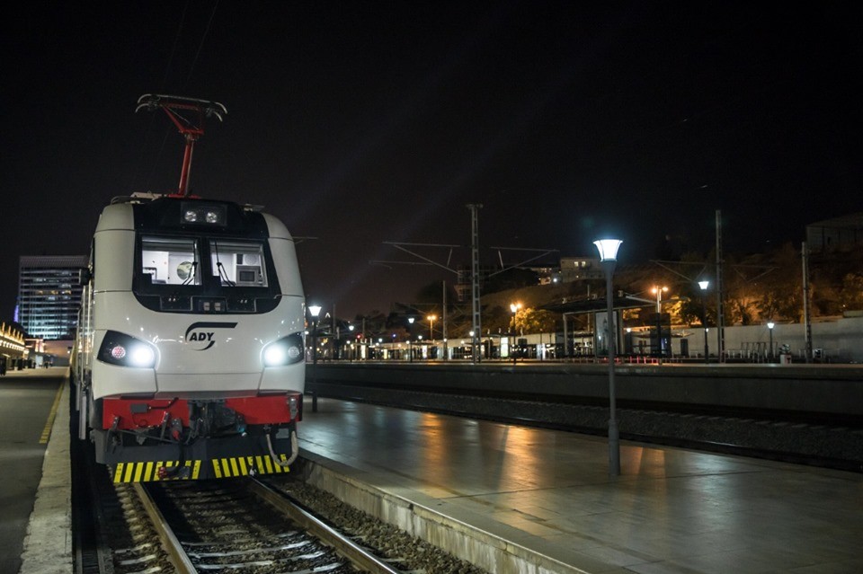Tbilisiyə sürət qatarı ilk dəfə olaraq sərnişin lokomotivi ilə yola salındı - Foto