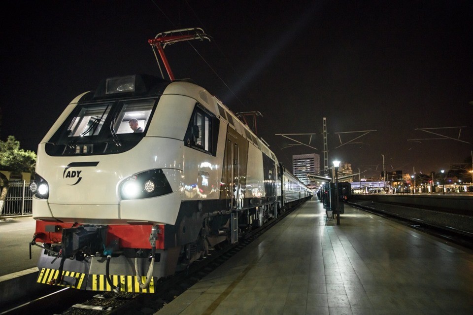 Tbilisiyə sürət qatarı ilk dəfə olaraq sərnişin lokomotivi ilə yola salındı - Foto