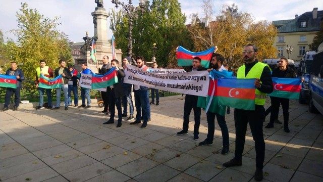 Azərbaycanlılar erməni təxribatına qarşı etiraz aksiyası keçirib 