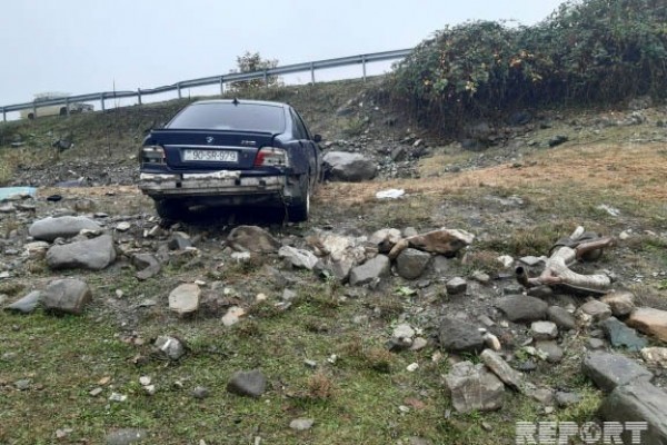 Azərbaycanda  "BMW" aşdı - Sürücü öldü, anası yaralandı (FOTO)