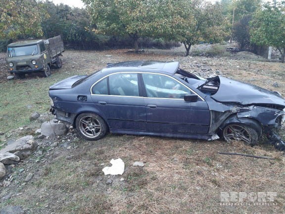 Azərbaycanda "BMW" aşdı -Sürücü öldü, anası yaralandı (FOTO)