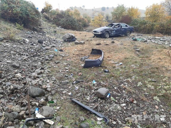 Azərbaycanda "BMW" aşdı -Sürücü öldü, anası yaralandı (FOTO)