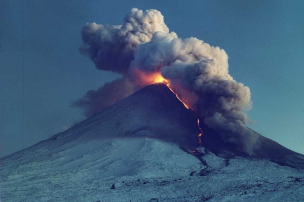 Yaponiyada vulkan püskürdü 