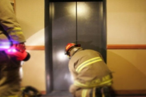 Bakıda 14 nəfər liftdə qaldı 