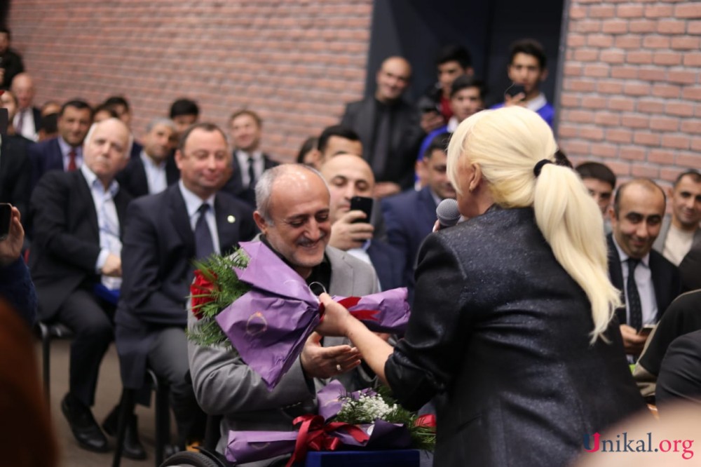 Aygün Kazımova Qarabağ qazisinin qarşısında diz çökdü - nazir alqışladı (FOTOLAR)