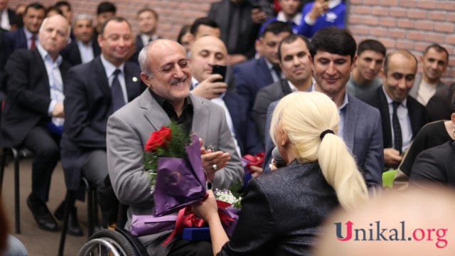 Aygün Kazımova Qarabağ qazisinin qarşısında diz çökdü - nazir alqışladı (FOTOLAR)