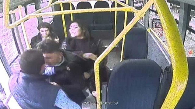 Avtobusda əxlaqsızlıq- Ana qızına təcavüz edən kişini döydü (VİDEO)