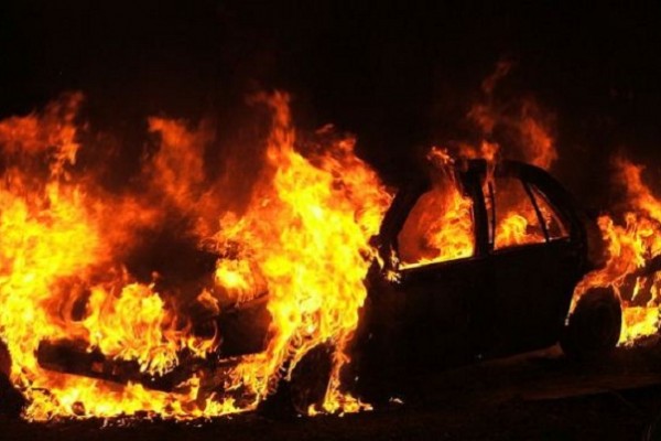 Abşeronda minik avtomobili yandı 