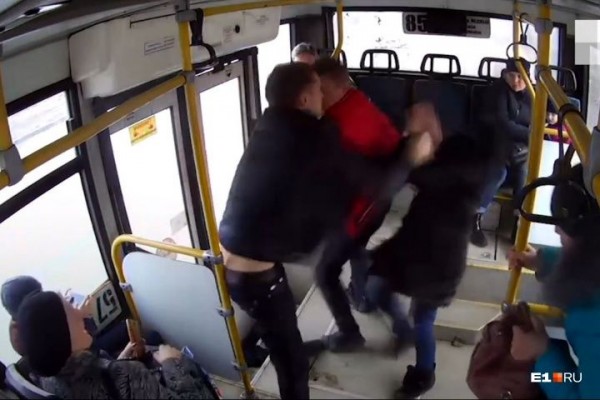 Bakıda avtobusda qadınlar arasında dava: "Az, kimi itələyirsən?" (VİDEO)