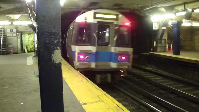 23 yaşlı qız metronun altından sağ çıxdı - FOTOLAR