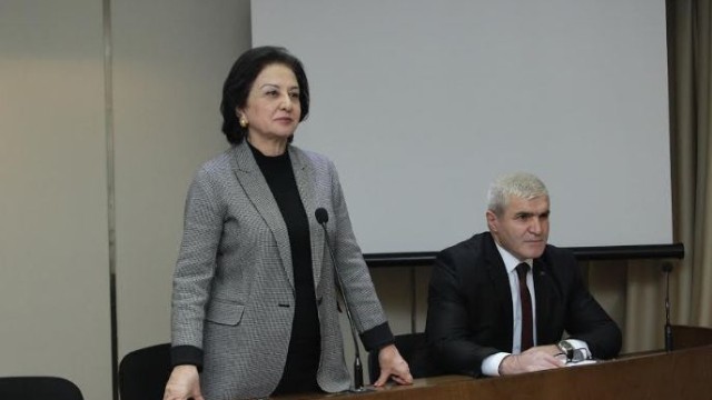 AzMİU-nun rektoru əlaçı tələbələrə pul mükafatı verdi - FOTOLAR