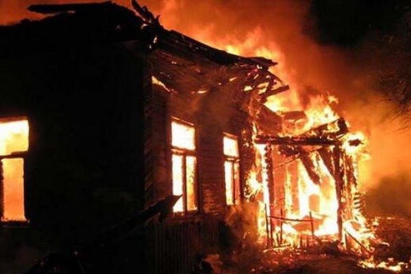 Astarada 6 otaqlı ev yandı 