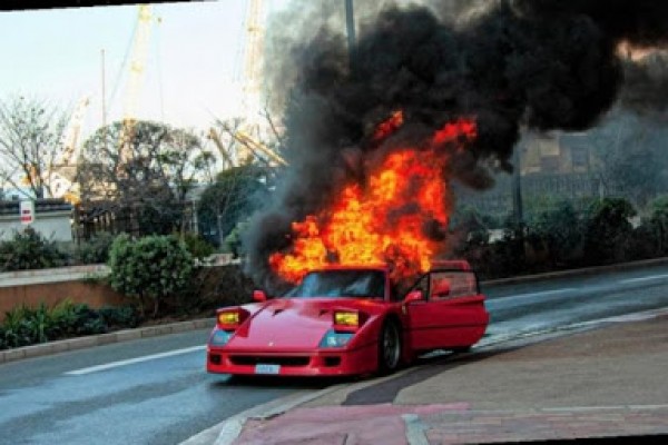 2 milyonluq "Ferrari" belə yandı - VİDEO