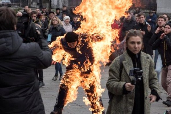 Ukraniyada etirazçı özünü yandırdı - FOTO+VİDEO