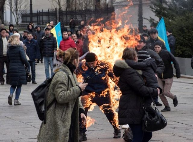 Ukraniyada etirazçı özünü yandırdı - FOTO+VİDEO