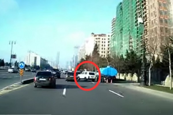 Bakıda "avtoş"luq edən iki sürücünün dəhşətli görüntüsü - VİDEO
