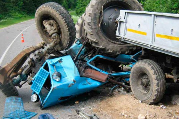 Şəmkirdə yük avtomobili traktorla toqquşdu 