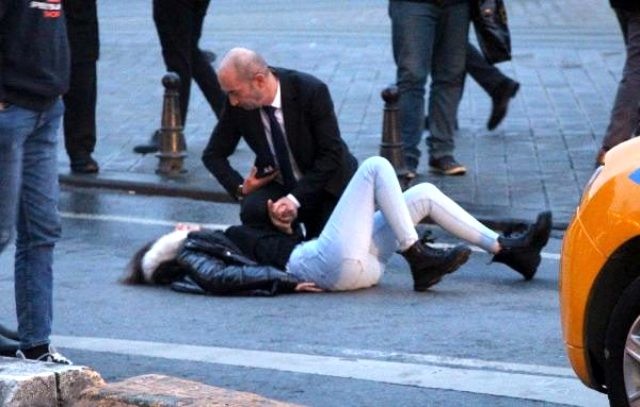 İnsanlıq ölməmiş! Otel işçisi yaralı qadını tək buraxmadı -FOTO+VİDEO