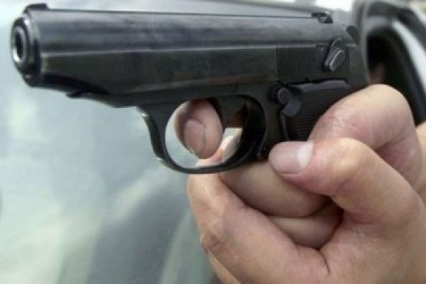Qaçaqmalçıları saxlamaq üçün silah tətbiq edildi - İki yaralı