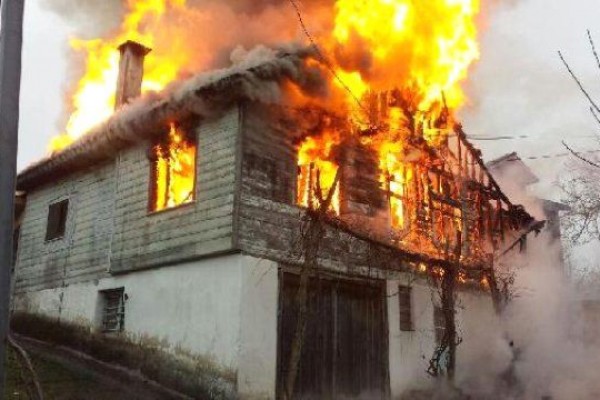 İsmayıllıda 5 otaqlı ev yandı 