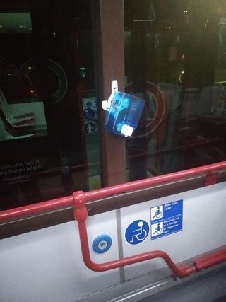 Sərnişinlər 50-dən çox avtobusda dezinfeksiya dispenserlərini qırıb -Bakıda (FOTO)