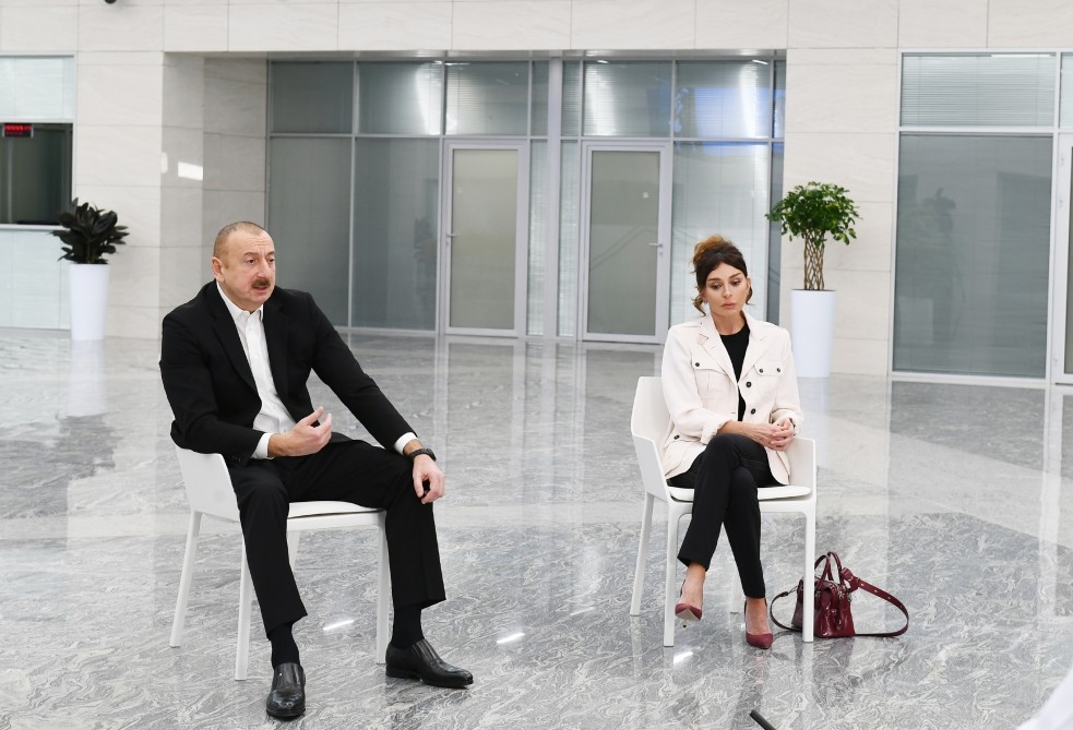 Prezident və birinci xanım “Yeni klinika”nın açılışında - FOTOLAR (YENİLƏNİB)