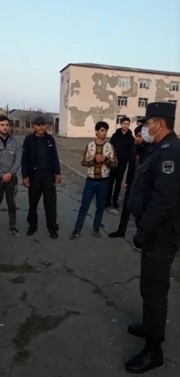 Futbol oynayan gəncləri polis saxladı - FOTO
