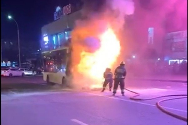 Bakıda sərnişin avtobusu yandı - YENİLƏNİB (VİDEO)