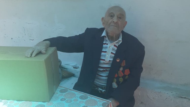 Qaradağ rayon veteranları evlərində ziyarət olundu- FOTOLAR