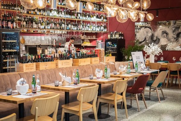 İtaliyada restoranlar və mağazalar açıldı 