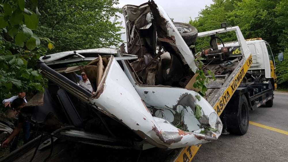 Ağdaşda qəza nəticəsində avtomobil iki hissəyə bölünüb - FOTOLAR