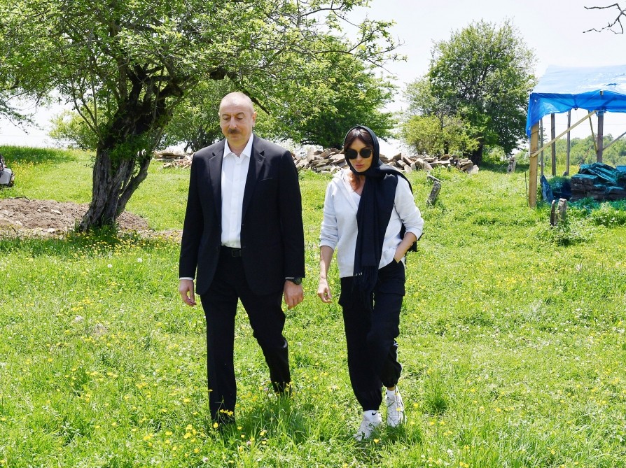 İlham Əliyev və Mehriban Əliyeva Pir Ömər Sultan ziyarətgahında - FOTOLAR