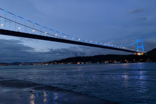 İstanbulun məşhur körpüsü Azərbaycan bayrağının rəngləri ilə işıqlandırıldı - FOTOLAR