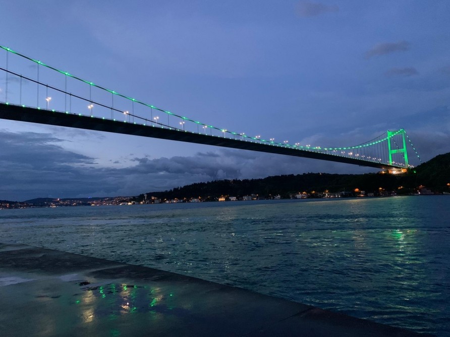 İstanbulun məşhur körpüsü Azərbaycan bayrağının rəngləri ilə işıqlandırıldı - FOTOLAR