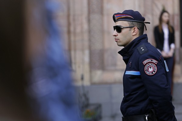 Polis bazarı bağladı - Ermənistanda
