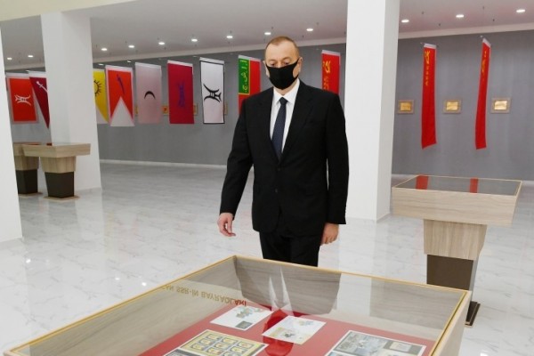 İlham Əliyev muzeyin açılışında maska taxdı 