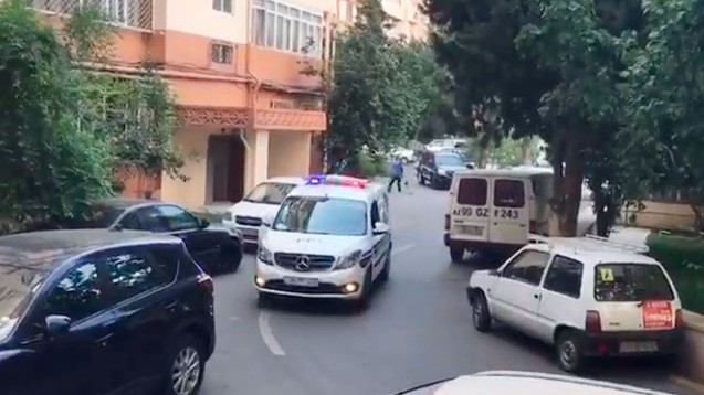 Bakı polisi küçələrdə çağırış edir - VİDEO