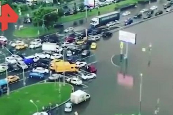 Leysan yağışları Moskvada avtomobilləri sular altda qoydu -Video